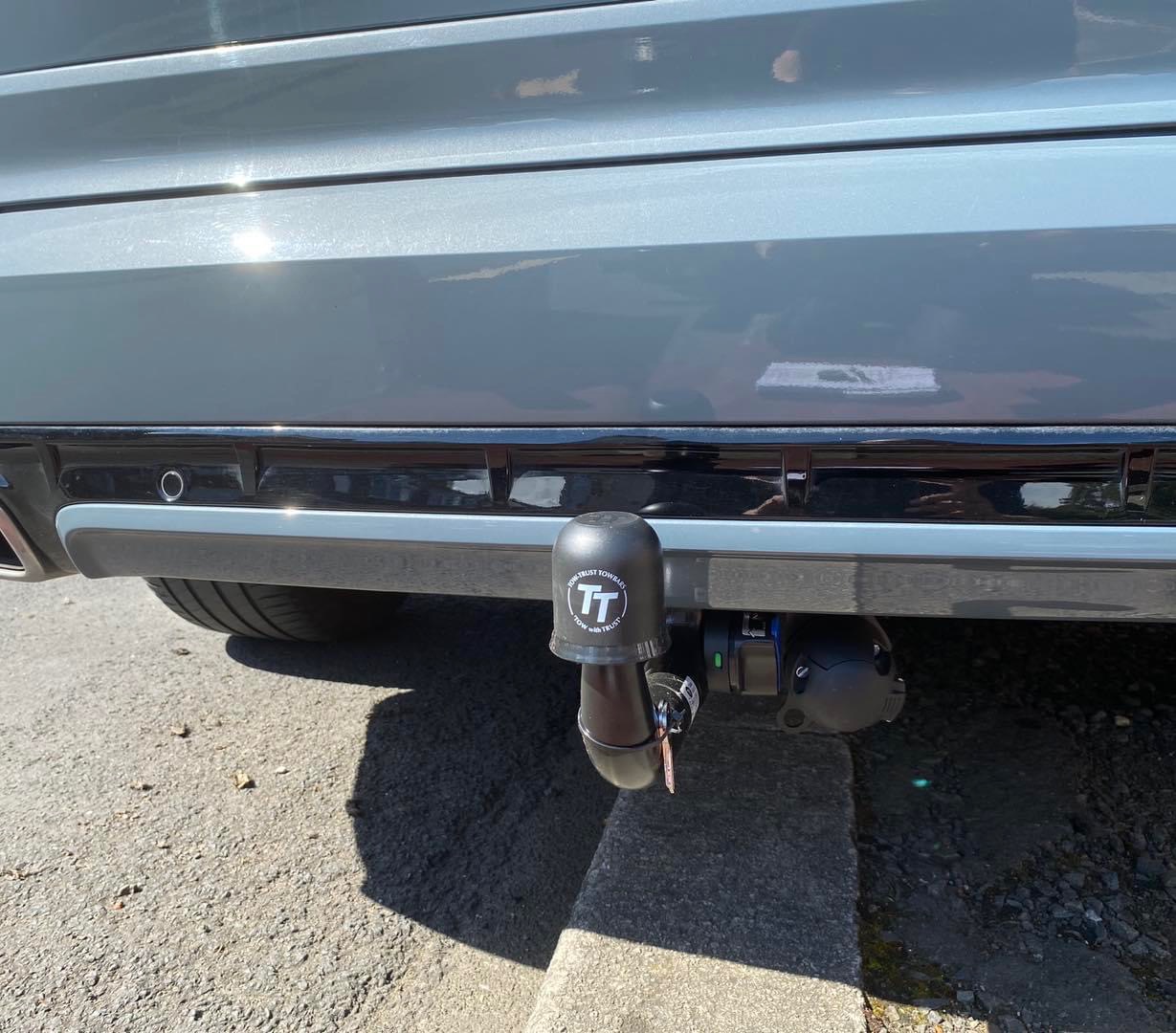 Detachable towball, close up